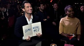 HEREC JUDE LAW ZÁŘIL V IMPROVIZOVANÉM PŘEDSTAVENÍ ‘ON THE ROAD’ 